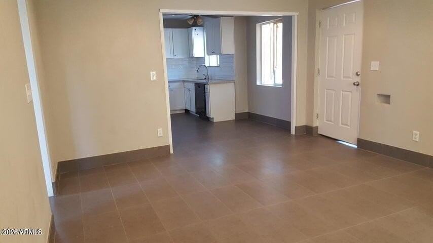 709 E Weldon Ave - Photo 3 of 6