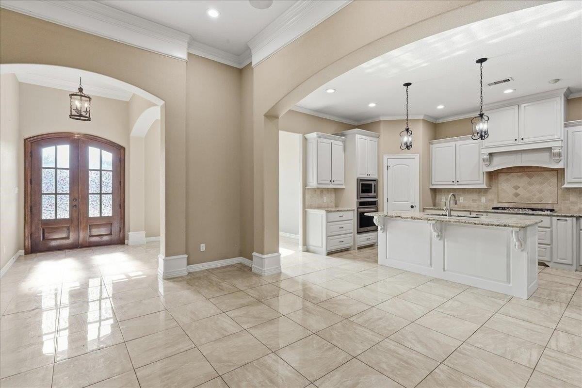 160 Colonial Estates Dr - Photo 2 of 16