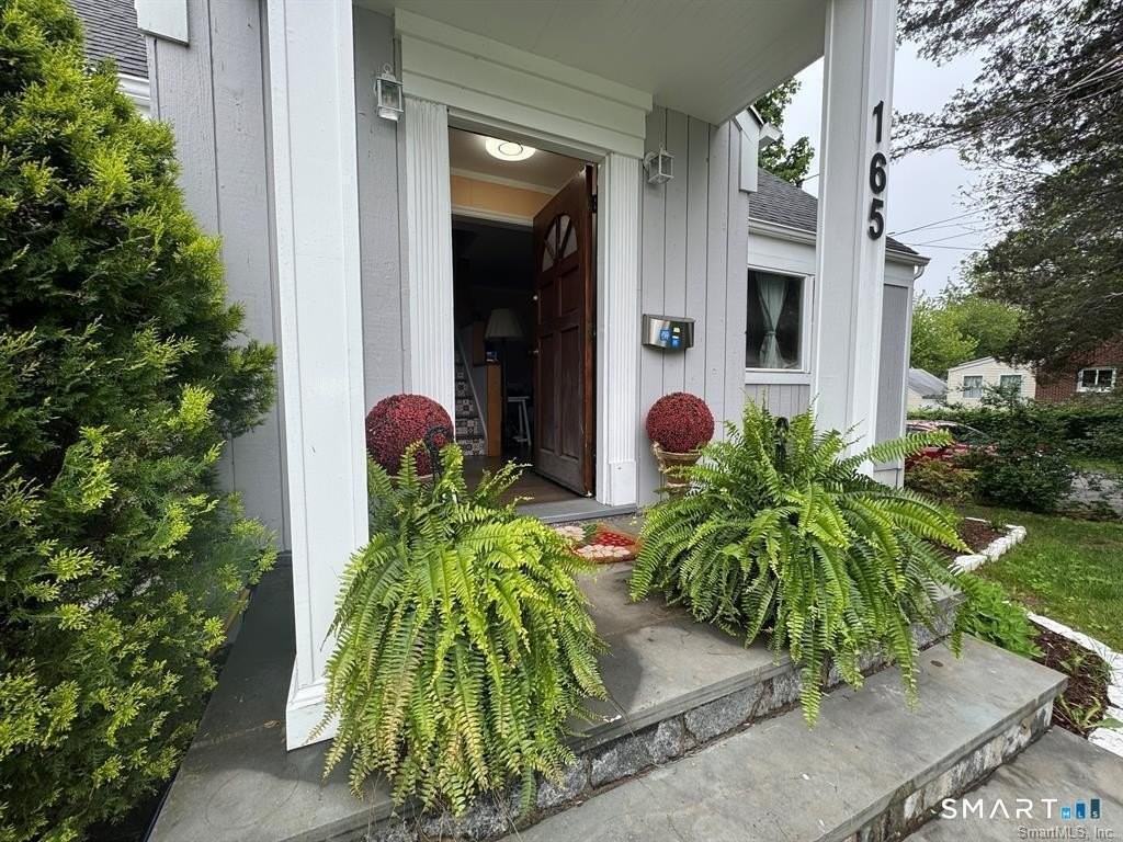 165 Greenfield Dr - Photo 3 of 33