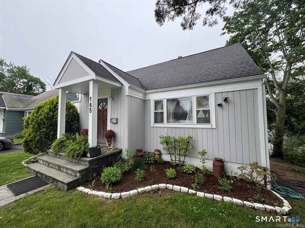 165 Greenfield Dr - Photo 4 of 33