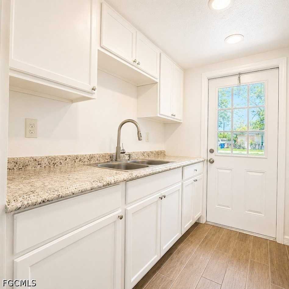 723 Burdick Ave - Photo 4 of 13