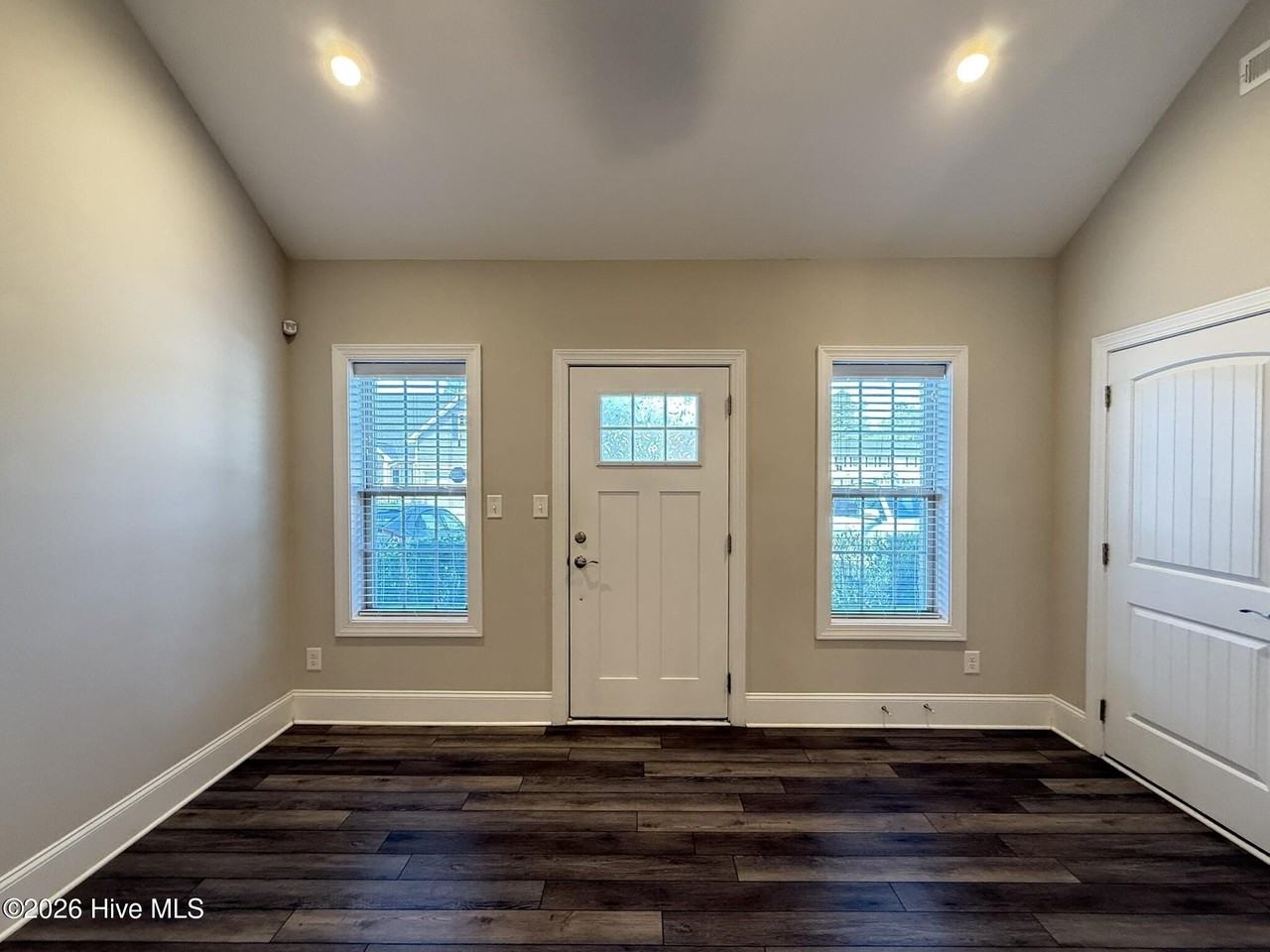 121 Lark Dr - Photo 3 of 42