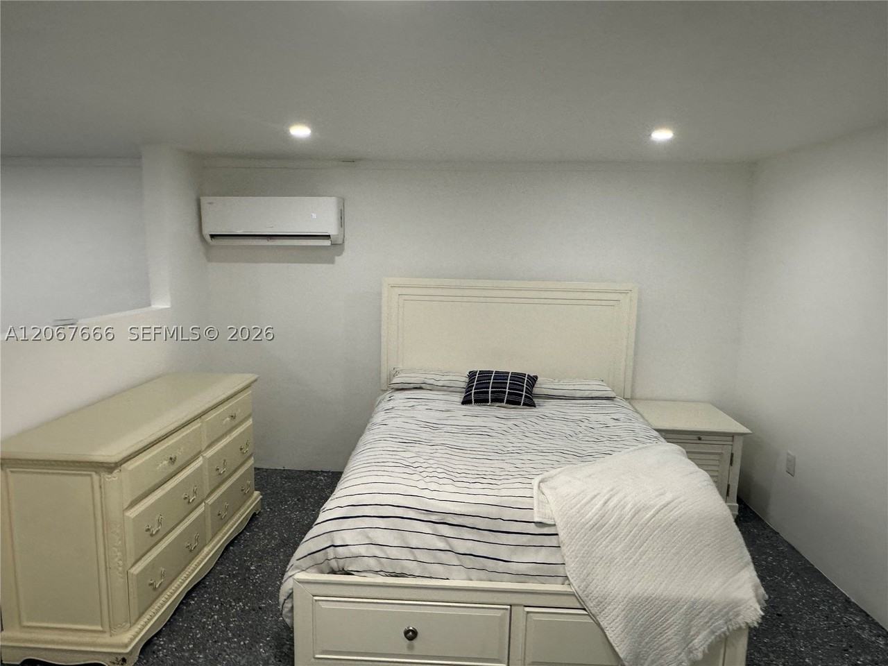 1725 Nw 9th Ave - Photo 4 of 12
