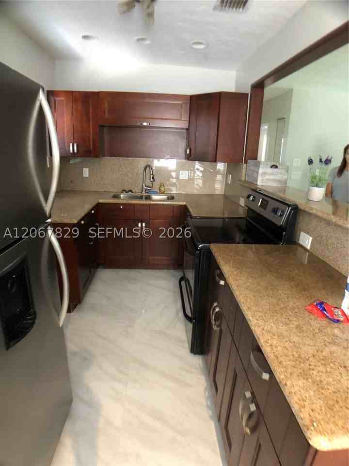 2111 Monroe Ter - Photo 4 of 36