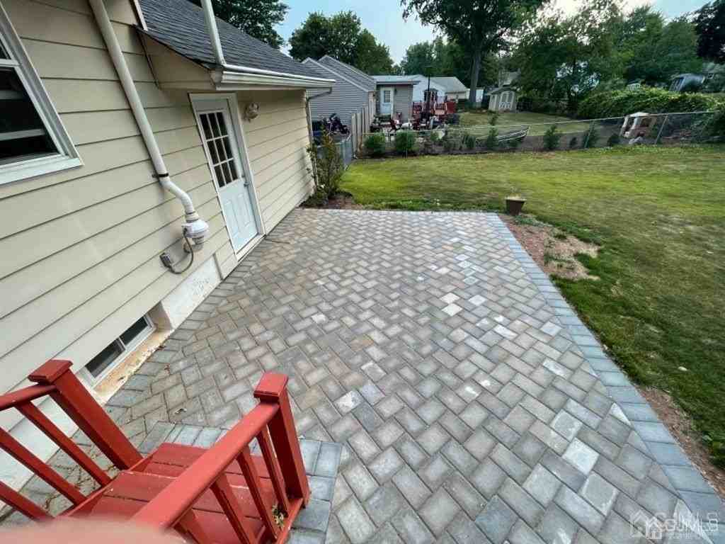 210 Runyon Ave - Photo 3 of 28