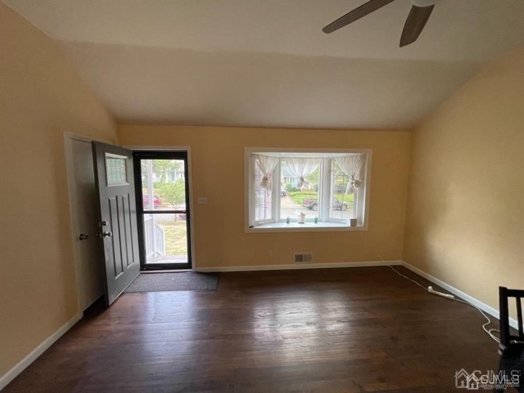 210 Runyon Ave - Photo 7 of 28