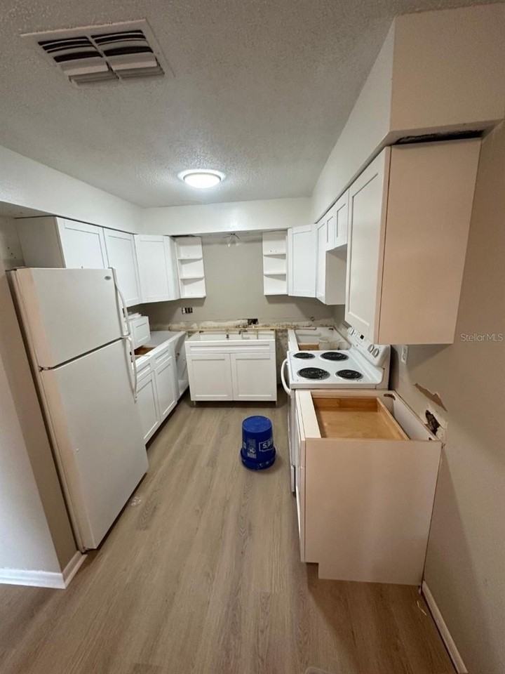 2407 Idlewild St - Photo 3 of 8