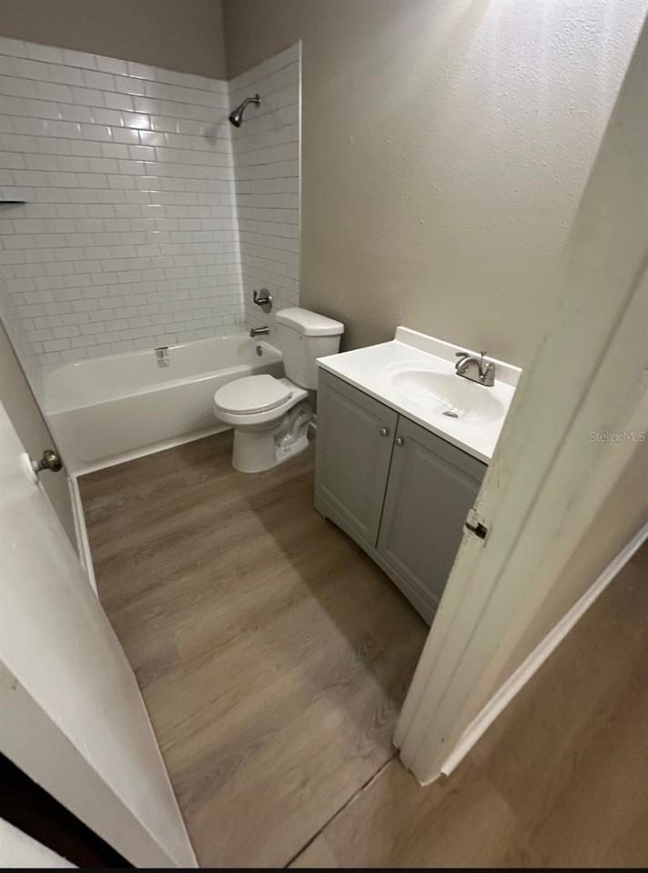 2407 Idlewild St - Photo 5 of 8