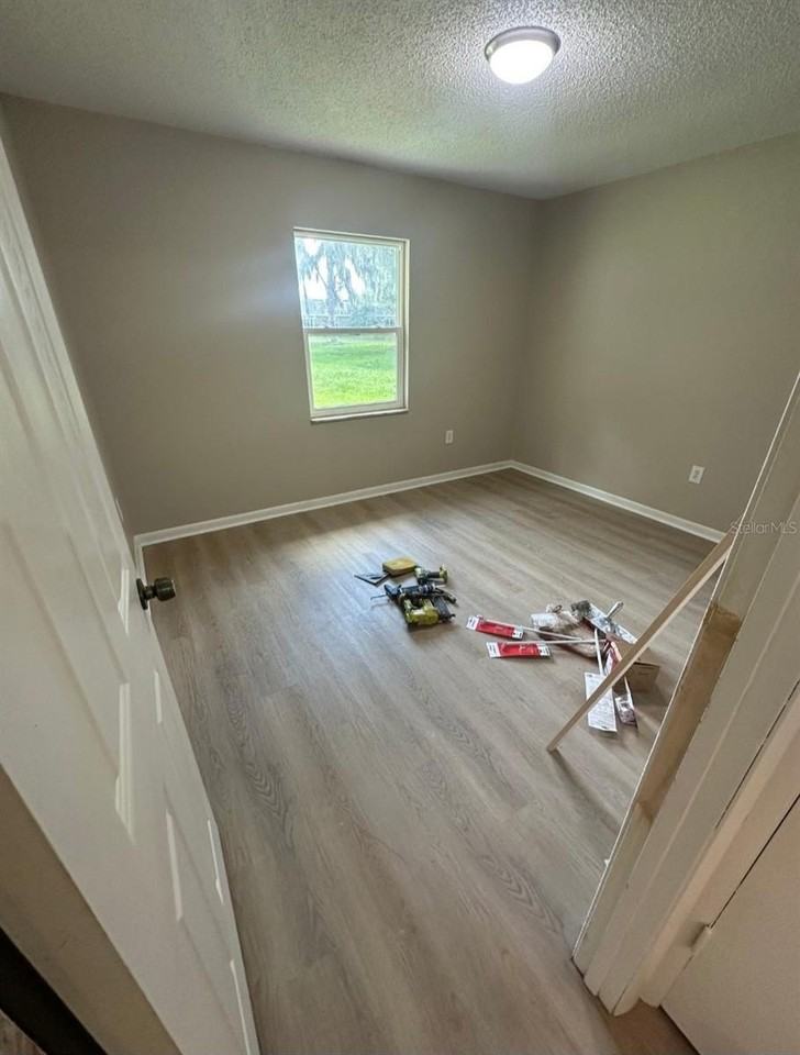 2407 Idlewild St - Photo 6 of 8