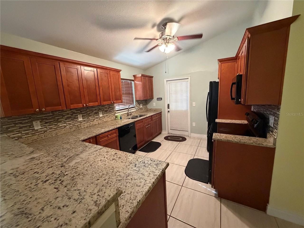 1131 Dogwood Ave - Photo 4 of 23