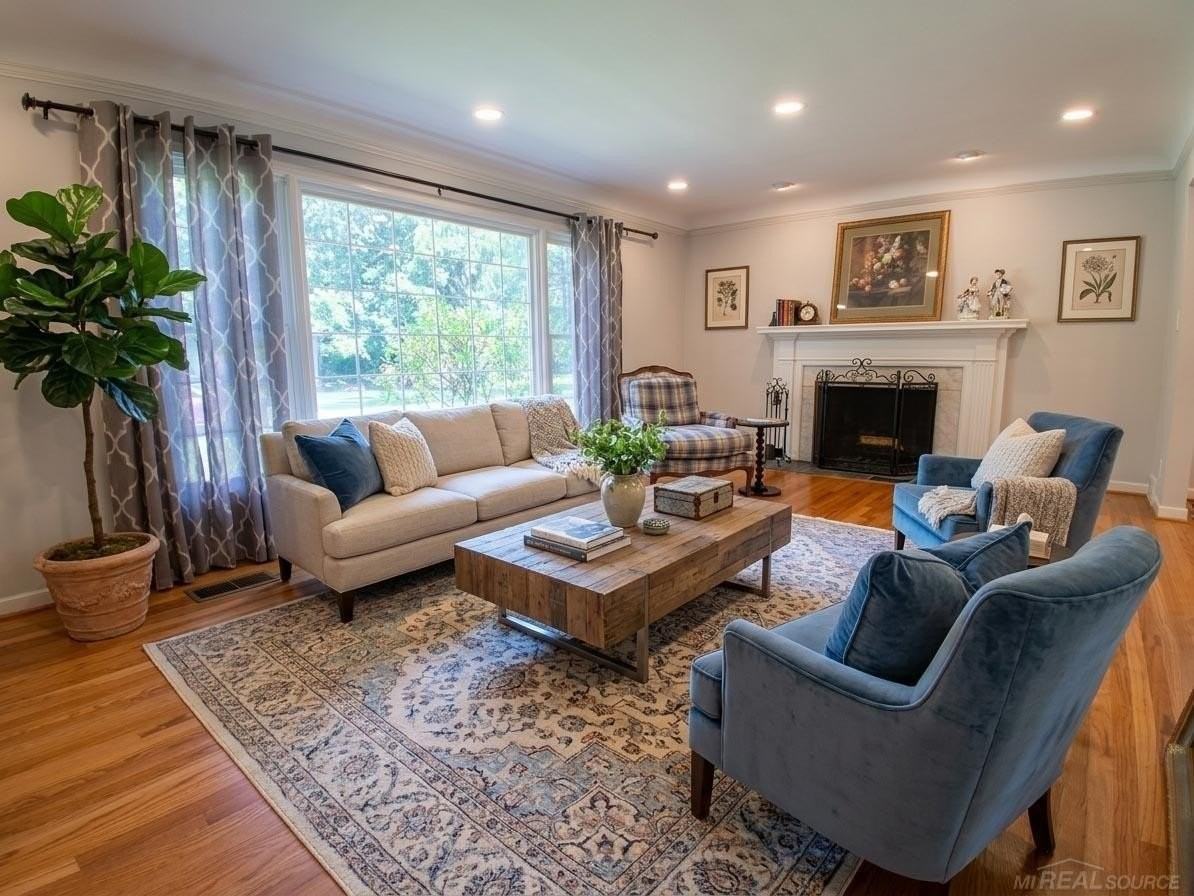 906 Putney St - Photo 3 of 16