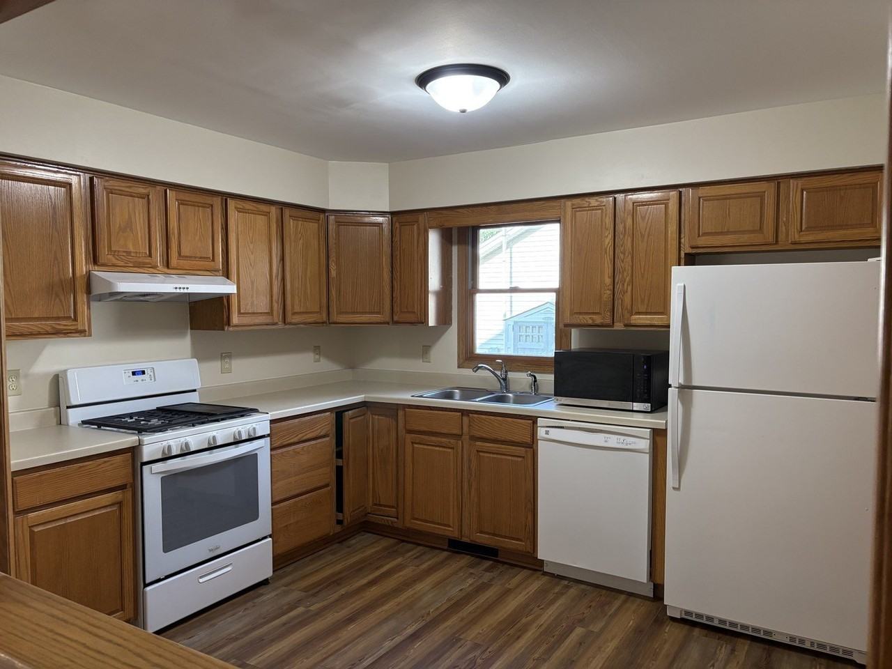 655 Hill St - Photo 2 of 20