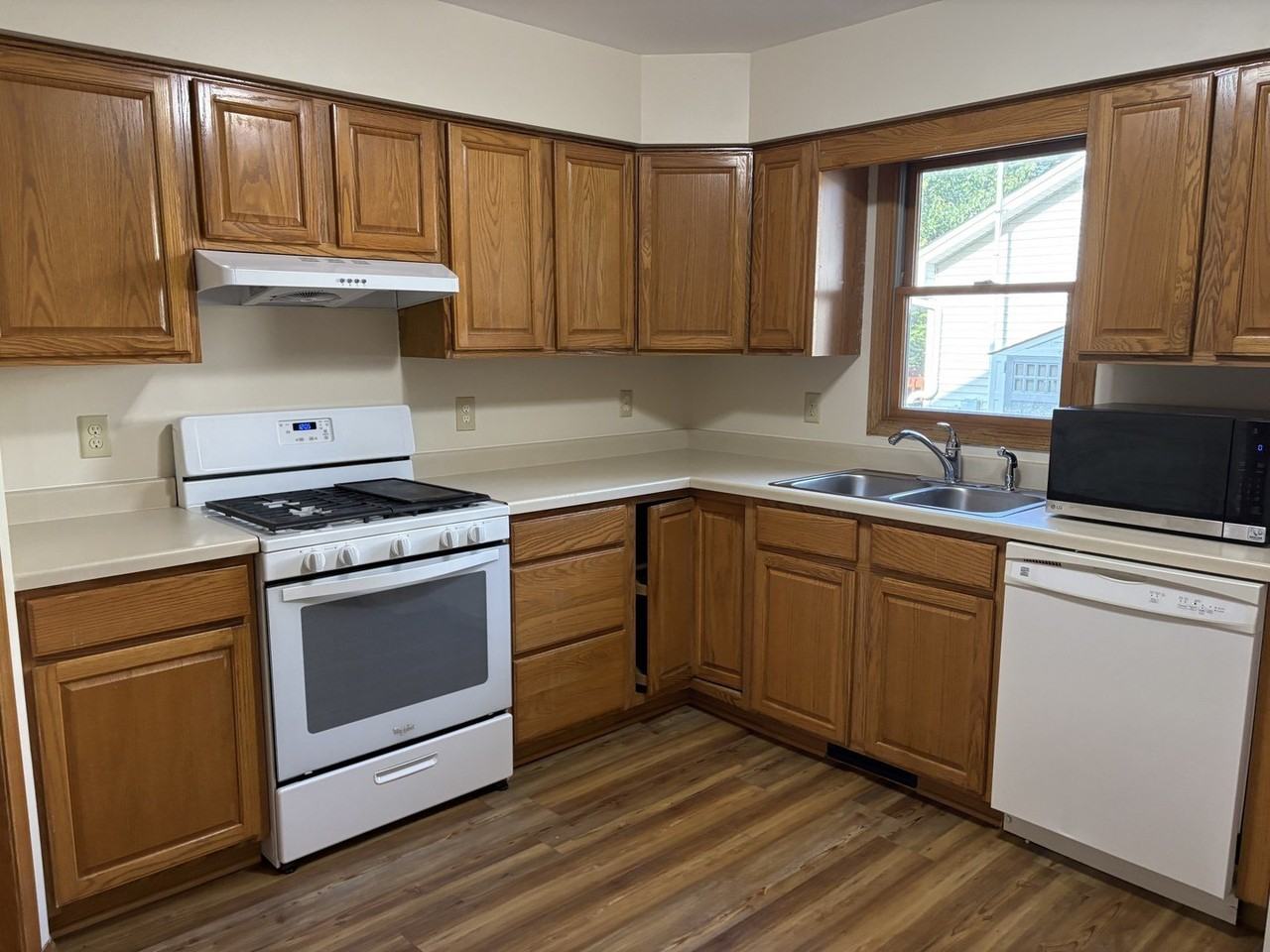 655 Hill St - Photo 3 of 20