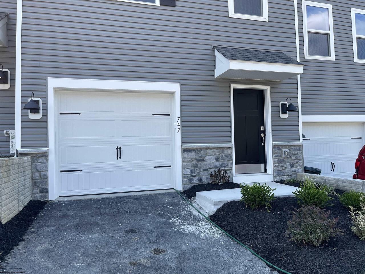747 Hardman Dr - Photo 3 of 39