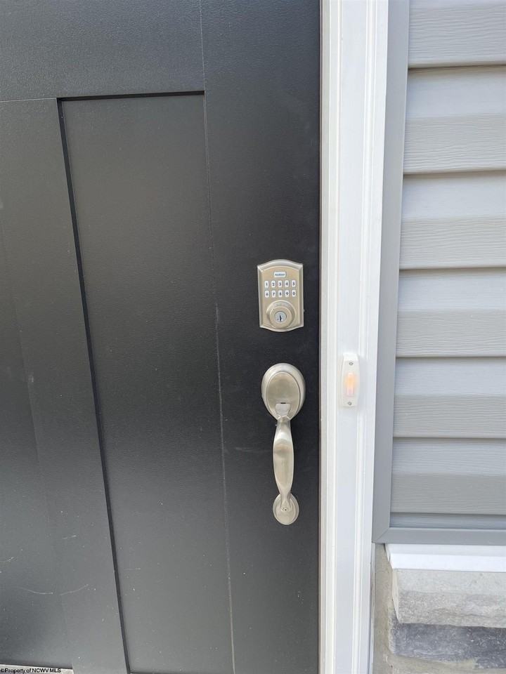 747 Hardman Dr - Photo 5 of 39