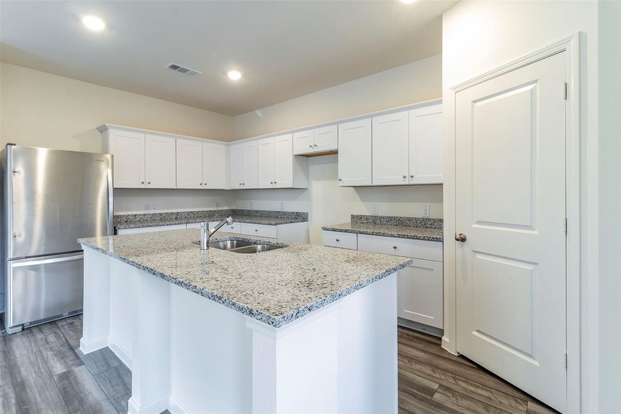 1862 Mccree St - Photo 5 of 33