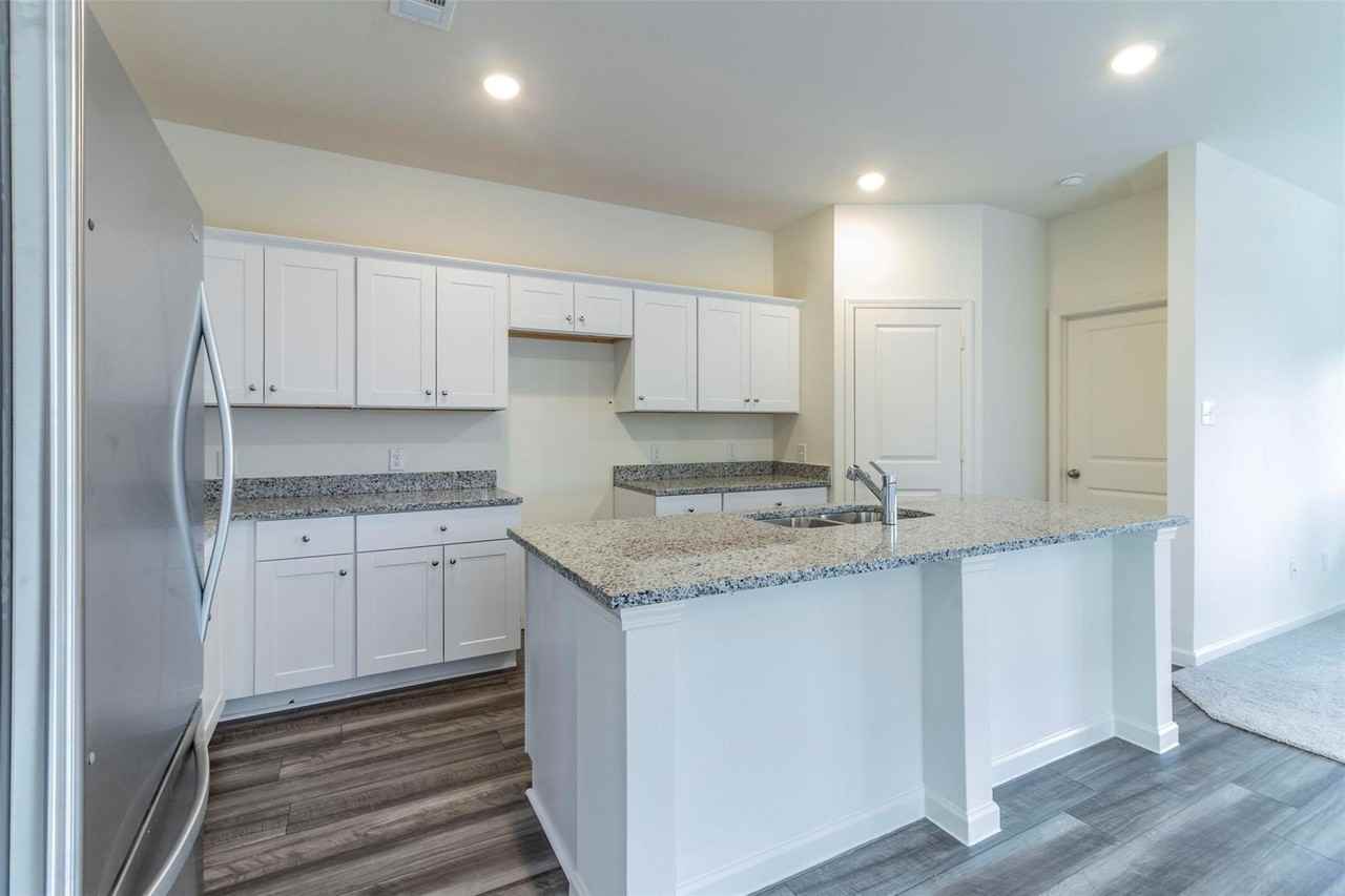 1862 Mccree St - Photo 6 of 33