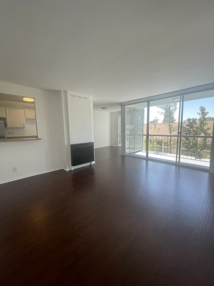 125 N Barrington Ave