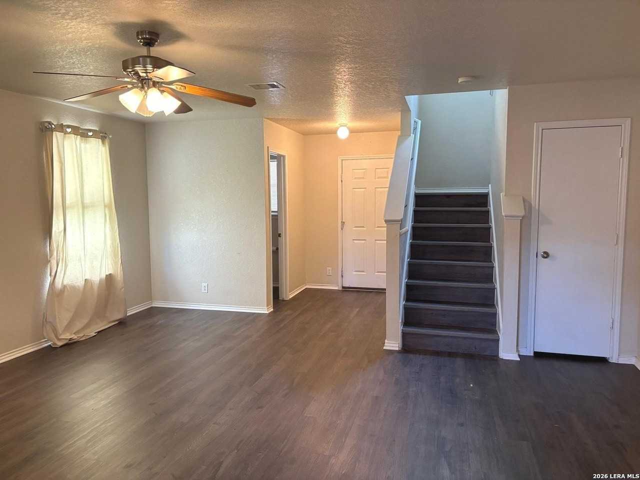 136 Hampton Way - Photo 4 of 22