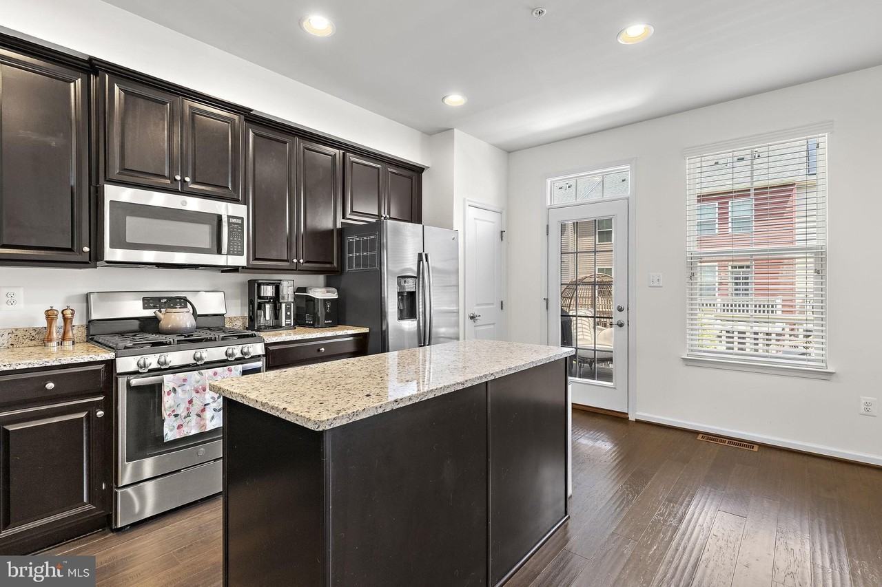 654 Ravenwood Dr - Photo 4 of 32