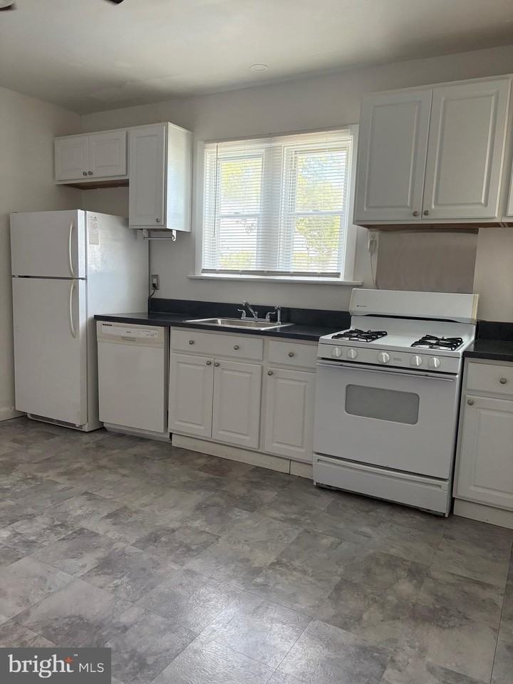 314 W 4th St - Photo 3 of 20
