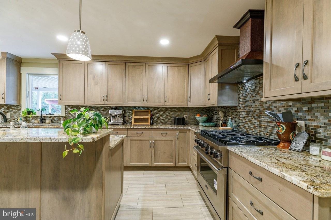 1135 Romsey Dr - Photo 7 of 36