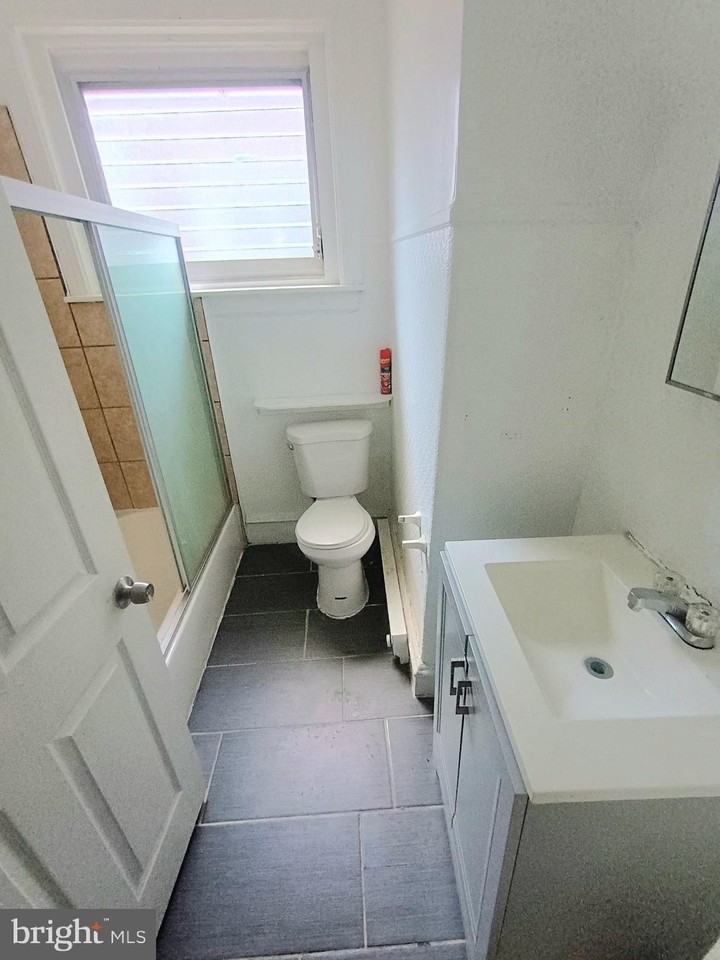 2338 W Hagert St #2 - Photo 3 of 4