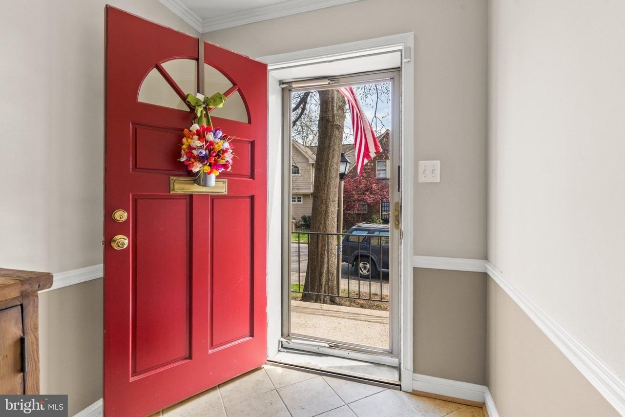 2302 Sanford St - Photo 2 of 50