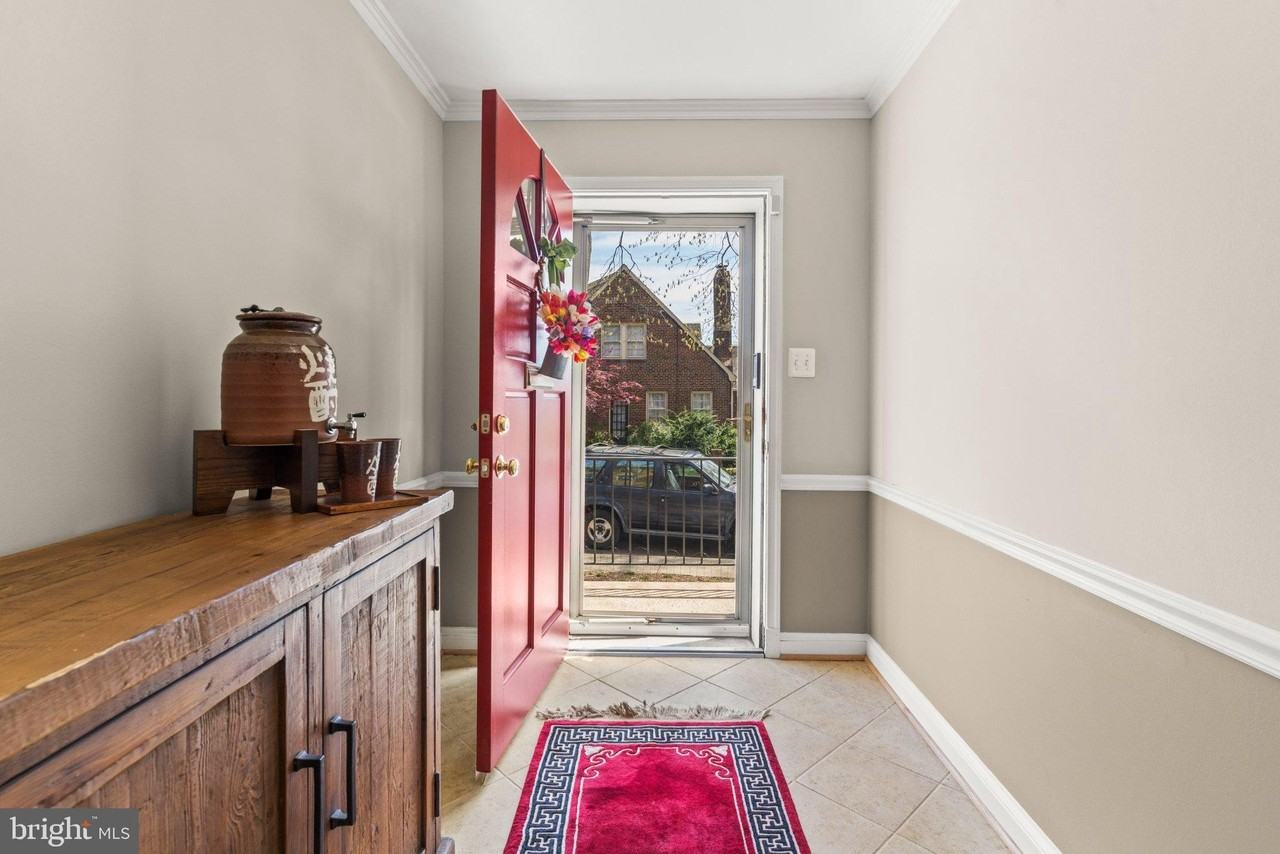 2302 Sanford St - Photo 3 of 50