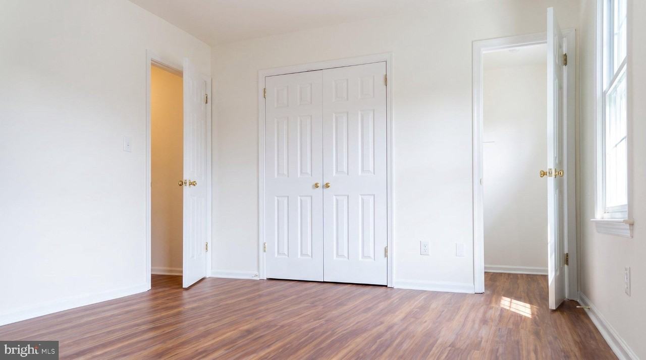 402 Forest Ct - Photo 5 of 20