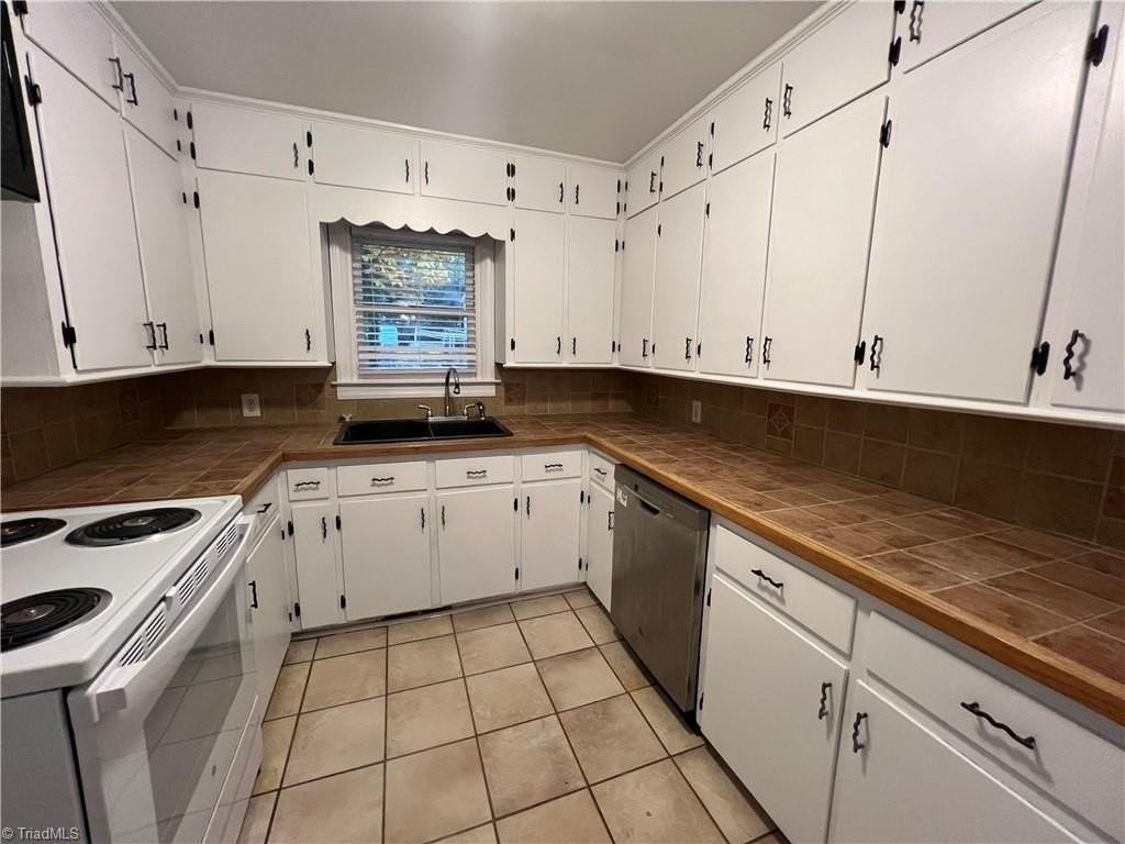 1184 Lamont Dr - Photo 2 of 7