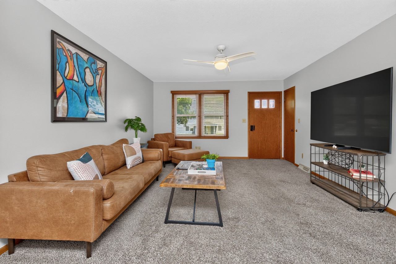 202 Northwest Sharmin Drive - Photo 2 of 24