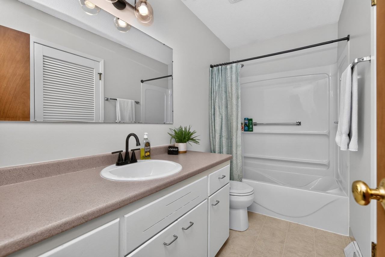 202 Northwest Sharmin Drive - Photo 4 of 24