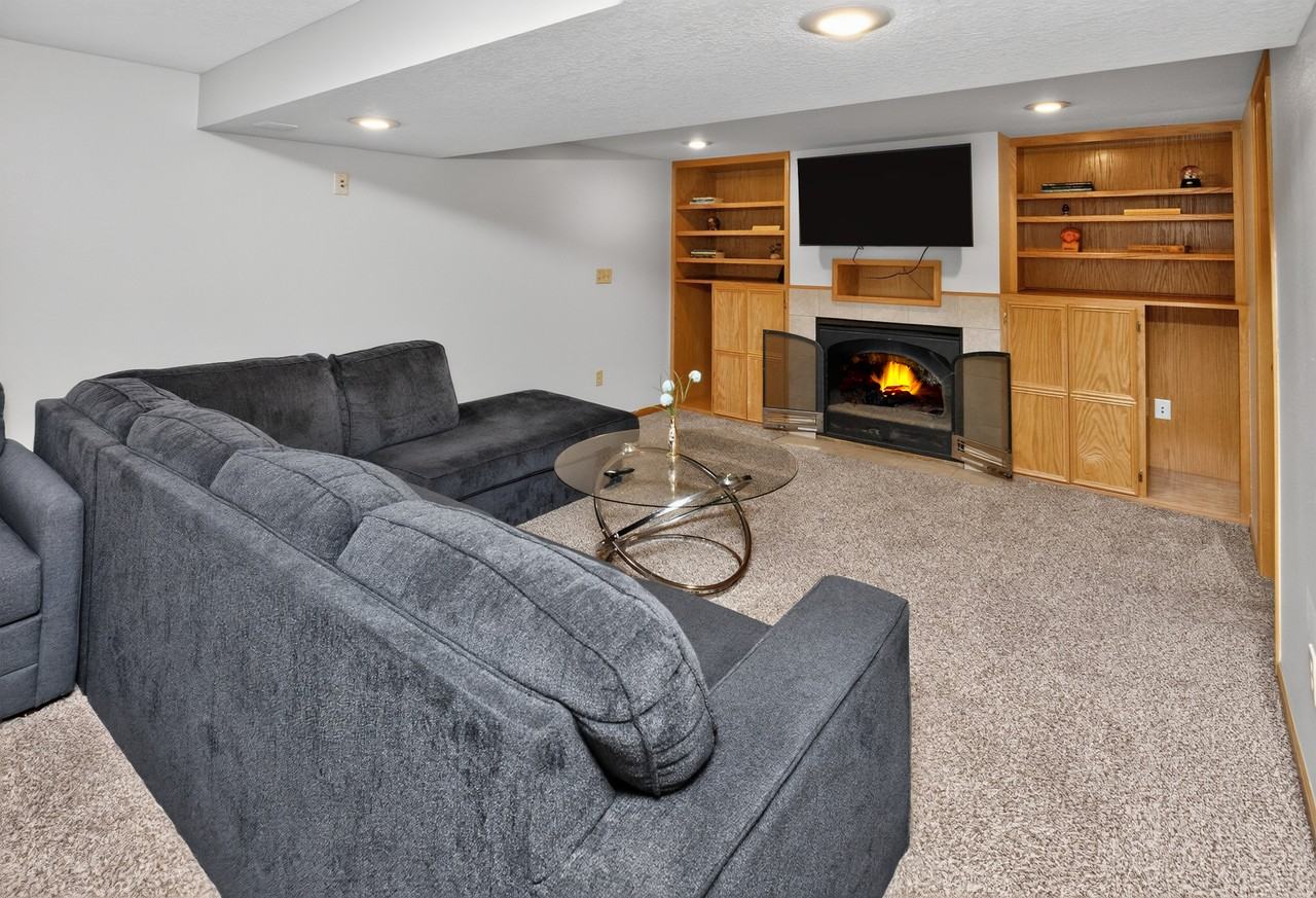 202 Northwest Sharmin Drive - Photo 2 of 24