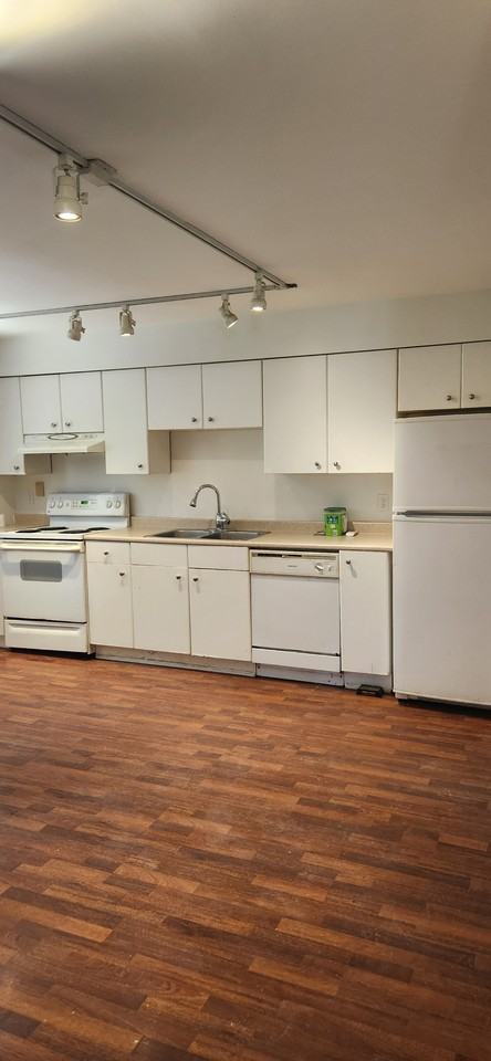 110 Wilson St W - Photo 5 of 33