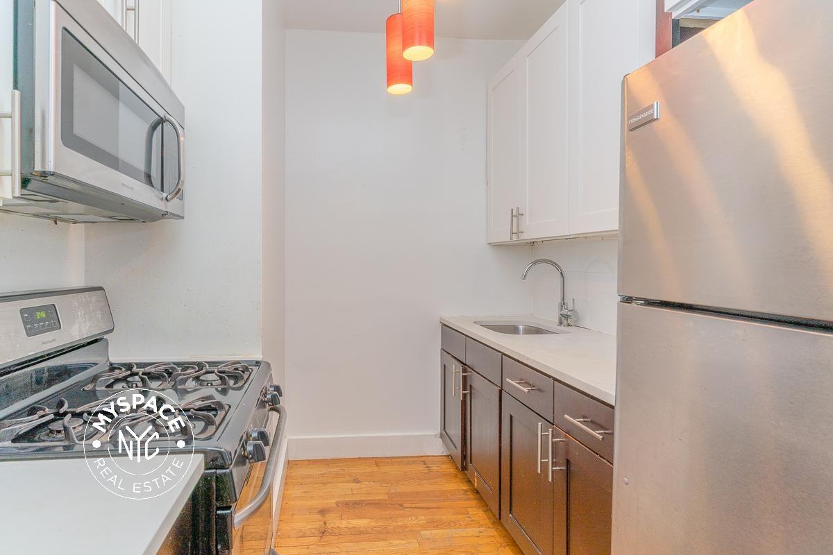 680 Monroe St #3E - Photo 4 of 13