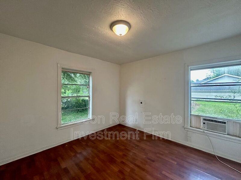 734 W 74th St - Photo 7 of 14