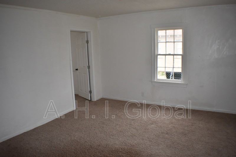 3806 S Taylor St - Photo 3 of 9