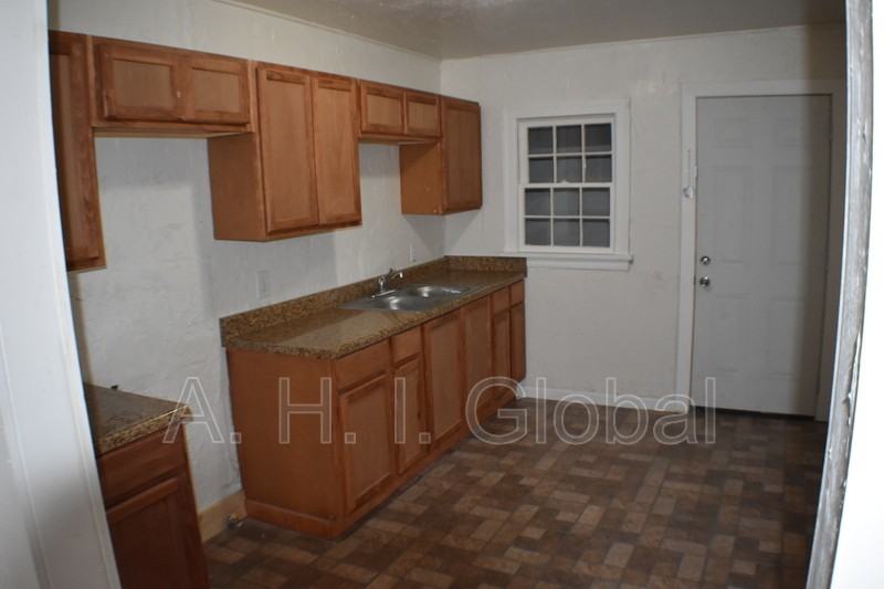 3806 S Taylor St - Photo 4 of 9