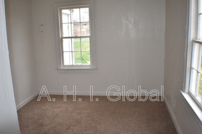 3806 S Taylor St - Photo 6 of 9