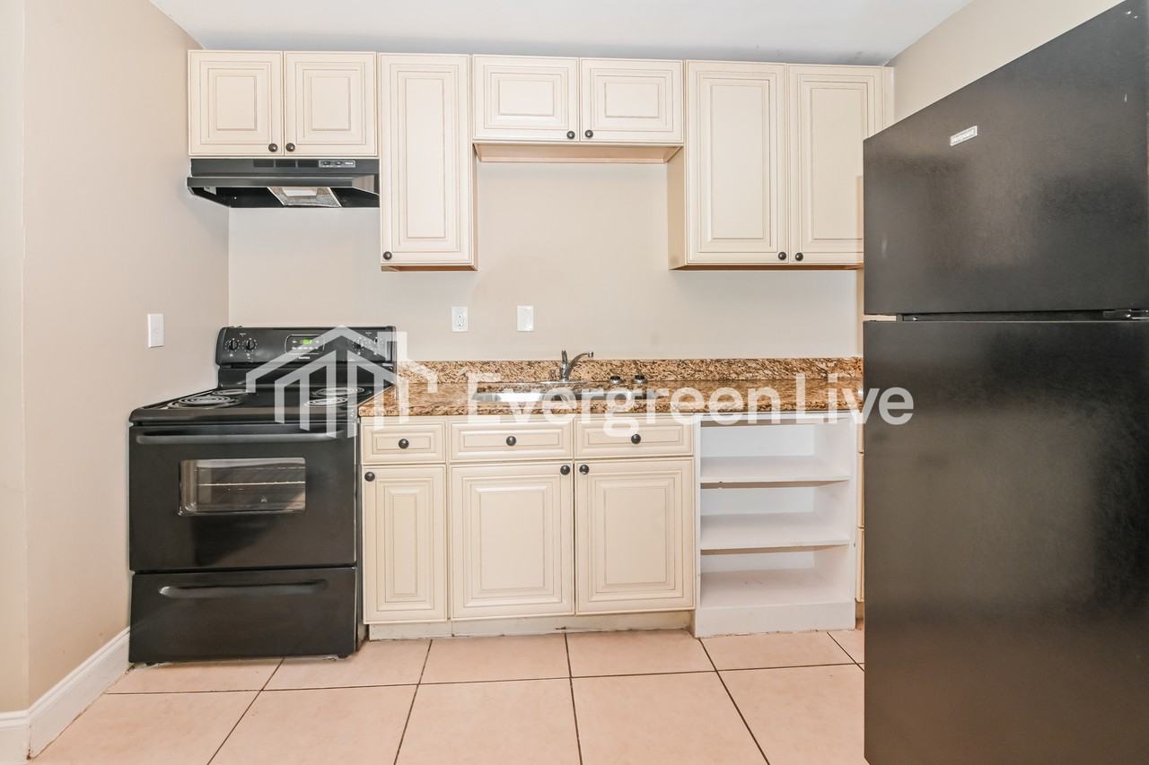538 Wellingford St - Photo 4 of 15
