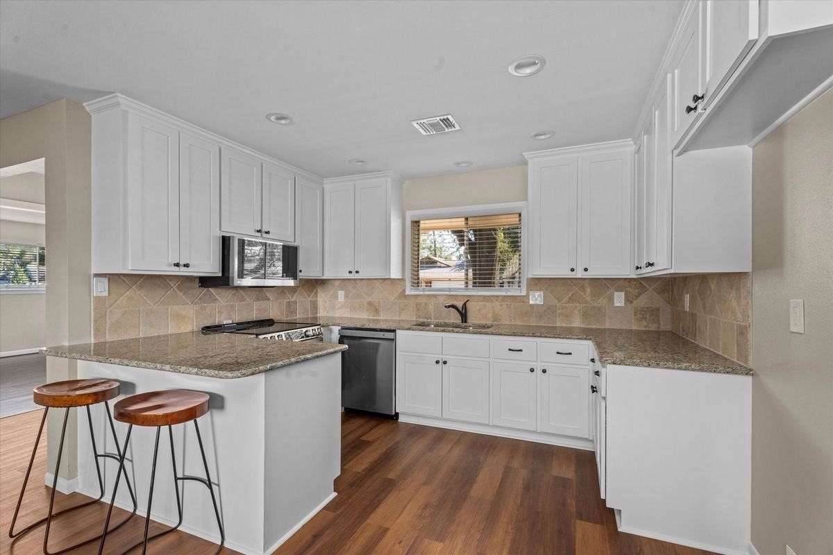 10030 Haddington Dr - Photo 2 of 21