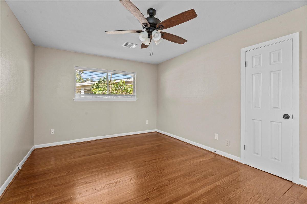 10030 Haddington Dr - Photo 3 of 21