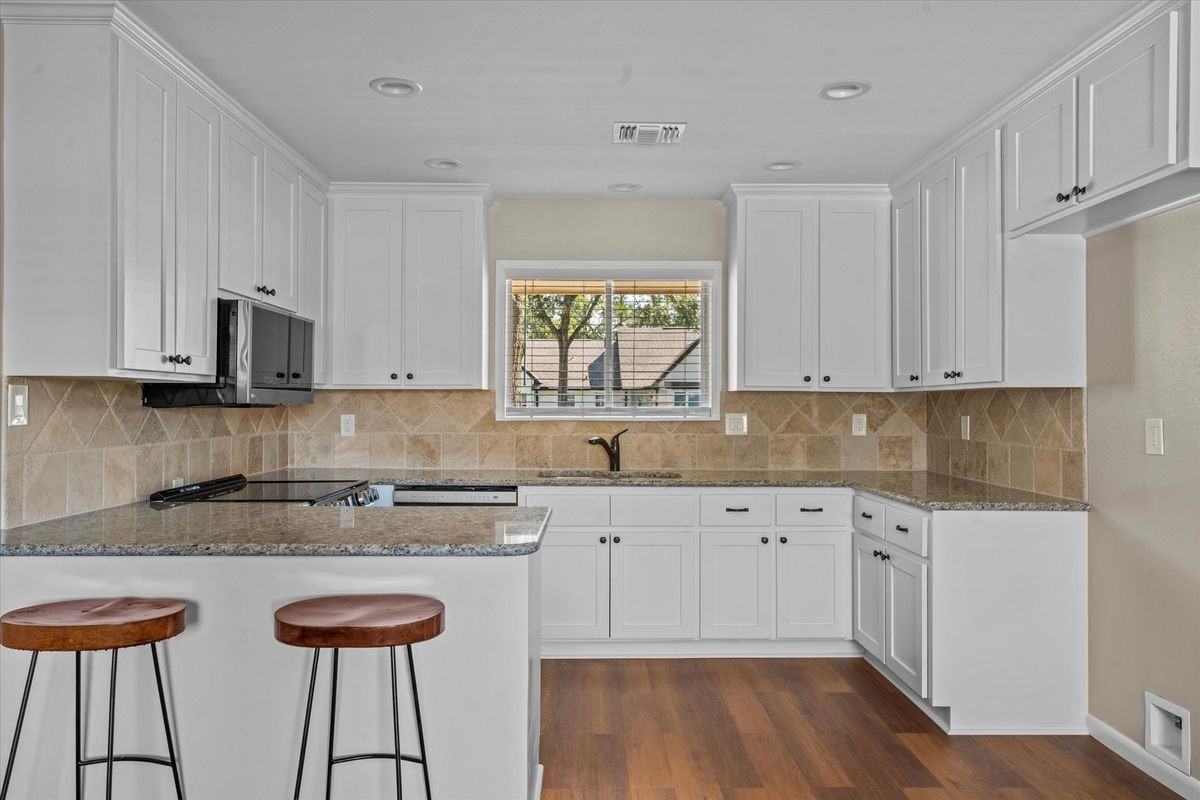 10030 Haddington Dr - Photo 4 of 21