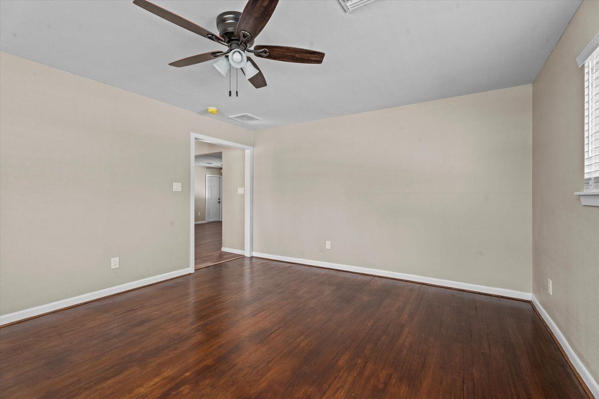 10030 Haddington Dr - Photo 5 of 21