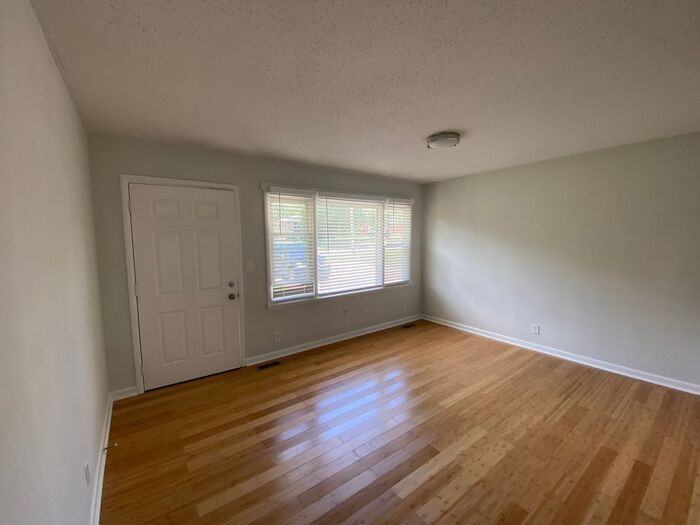 512 Clift Dr - Photo 3 of 17