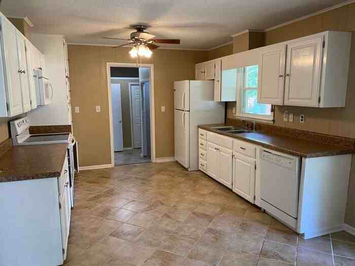512 Clift Dr - Photo 5 of 17