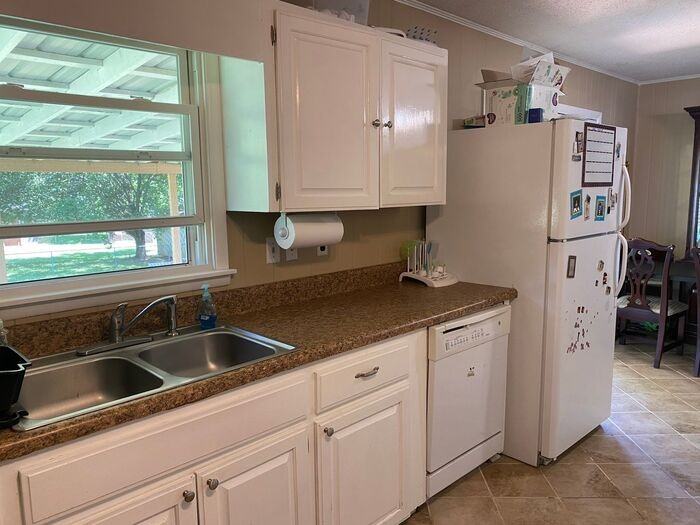 512 Clift Dr - Photo 7 of 17