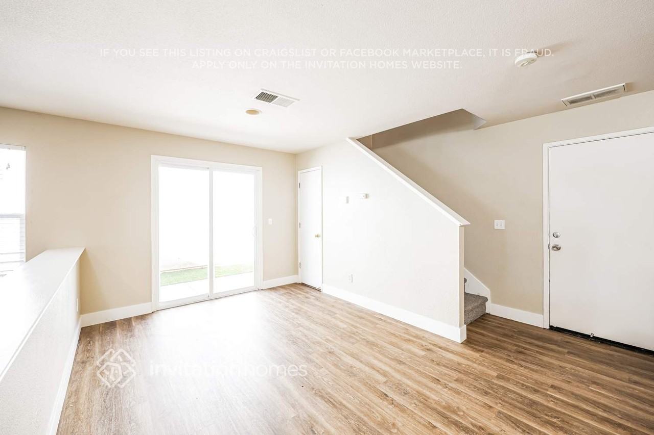 3043 Roadrunner Dr - Photo 4 of 18