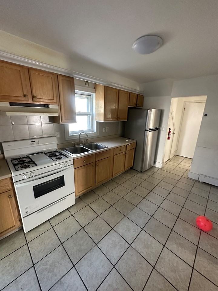 49 Broad St - Photo 2 of 7